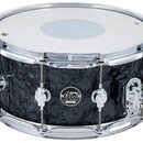 Stříbrný snare drum s černým mramorovým povrchem korpusu. Na přední straně je umístěno oválné logo s nápisem drum dw. Nástroj má chromované obruče, n…