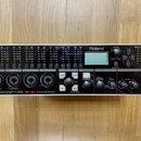 Stříbrná audio rozhraní s nápisem STUDIO-CAPTURE 16x10 AUDIO INTERFACE a logem Roland. Zařízení obsahuje 8 vstupních konektorů, několik ovládacích kn…