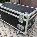Černý transportní flightcase s hliníkovými hranami a rohy. Na horní hraně je umístěn malý bílo-modrý štítek s nápisem "TOWNSEND". Case je vybaven čty…