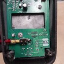 Fotografie zachycuje vnitřek efekt pedálu s viditelnou zelenou základní deskou a elektronickými součástkami. Na desce jsou nápisy DUNLOP MANUFACTURIN…
