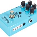 Modře barevný efekt pedál s nápisy analog chorus a MXR. Na horní straně se nachází čtyři černé ovládací knoflíky s popisky LEVEL, RATE a DEPTH. Na bo…