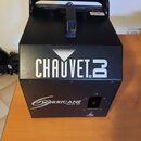Černý generátor mlhy v kovovém hranatém provedení s úchytem. Na přední straně je bílý nápis CHAUVET DJ a níže označení HURRICANE HAZE 3D. Povrch přís…