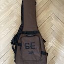 Hnědý poloměký obal na kytaru s černými popruhy a zipy. Na přední kapse je velký černý nápis SE. Pod ním se nachází menší logo PRS SE Guitars. Povrch…