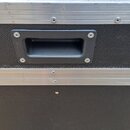 Detailní pohled na část černého transportního kufru s texturovaným povrchem. Horní a spodní hrana je zakončena hliníkovými lištami s viditelnými šrou…
