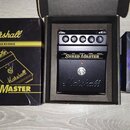 Na fotografii je kytarový efekt Shred Master značky Marshall v originální krabici a vedle něj zelený pedál Joyo Vintage Overdrive. Černý pedál Marsha…
