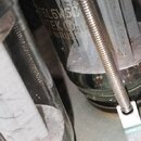 Detailní záběr na elektronovou lampu s nápisy 6L6WGC, TEK a ENRUSS. Lampa je z průhledného skla s kovovými vnitřními komponenty a je upevněna kovovou…