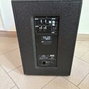 Černý aktivní subwoofer s texturovaným povrchem. Na zadním panelu jsou nápisy SUB 612 a dbTechnologies DESIGNED & DEVELOPED IN ITALY. Jsou zde vidět…