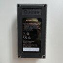 Zadní strana efektového pedálu v šedém kovovém provedení. Na horní části je vyfrézované logo BOSS a níže černý štítek s nápisem Dry battery 9 V type.…
