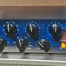 Černý rackový efektový procesor s modrým přechodem barev na předním panelu. Na přístroji je nápis Tegeler Audio Manufaktur MADE IN GERMANY CRÈME RC a…