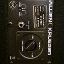 Záběr na zadní panel černého reproduktoru značky GK GALLIEN KRUEGER. Panel obsahuje jeden vstupní konektor, štítky s popisky HORN BI-AMP a FULL RANGE…