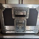 Stříbrný hliníkový transportní case s černým povrchem v textuře diamantového plechu. Na madle je umístěn oválný štítek s nápisem MasterData SERIES. P…