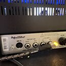 Detail zadního panelu kytarového komba značky Hughes & Kettner s nápisem TECHNOLOGY OF TONE. Panel obsahuje konektory MIDI IN, FOOTSWITCHES (Channels…