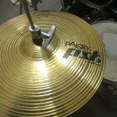 Zlatý kovový činel s výrazným koncentrickým žebrováním povrchu. Na povrchu je černý nápis pAiste a pod ním model PXl s menším doplňkem koutem vpravo.…