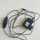 Černý síťový adaptér s dlouhým kabelem a koncovým štekerem. Na bílém štítku je červený nápis BOSS PSA ADAPTOR a na spodní části adaptéru se nachází b…