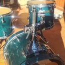 Sada bubnů v tyrkysové barvě s chromovaným kováním. Na tomáru je vidět nápis SONOR S series. Soubor obsahuje basový buben, tom a malý buben na stojan…