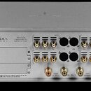 Zadní strana stříbrného audio zařízení značky AUDIA FLIGHT. Na šasi je nápis "FLIGHT 150W stereo HIGH DEFINITION MADE IN ITALY" a vlevo prázdné pole…