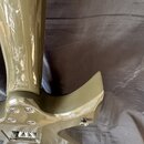 Detailní pohled na spodní část těla elektrické kytary v olivově zelené barvě s vysokým leskem. Na povrchu jsou vidět čtyři šrouby u krku a jeden šrou…
