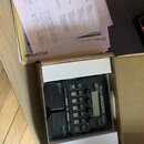 Černý kytarový procesor ZOOM G1 FOUR v originální krabici s bílými polystyrenovými vložkami. Vedle krabice leží dokumentace s nápisy G1 FOUR Multi-Ef…
