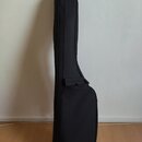 Černý polotvrdý obal (gig bag) na hudební nástroj s dlouhým hnedkem. V dolní části je umístěno bílé logo a nápis YAMAHA. Povrch obalu vypadá čistě a…