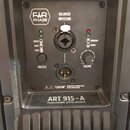 Záběr na zadní ovládací panel černého aktivního reproduktoru. Na panelu jsou nápisy FWR PHASE, BALANCED INPUT/LINK, LINEAR, BOOST, STAGE, PRESETS a V…