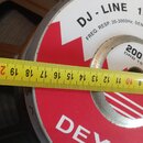 Detailní pohled na zadní část reproduktoru s červenobílým štítkem. Na štítku jsou nápisy DJ - LINE, FREQ. RESP. 30-3000Hz, SEN, 200 a DRB 15. Ve spod…