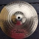 Kovový činel typu splash stříbrné barvy s výrazným klepaným povrchem. V horní části je nápis PLANET, pod ním logo Zildjian a text SPLASH 10"/25.4cm.…
