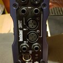 Zadní panel modrého audio rozhraní značky lexicon. Jsou zde vidět vstupy Line In 1 a 2, Insert 1 a 2, Mic 1 a Mic 2 (XLR), Line Out L a R, MIDI In a…