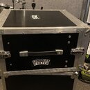 Černý transportní flightcase s hliníkovými hranami a rohy. Na horní části je malý bílý štítek, na přední straně se nachází úchyt a nápis LUNA VON KRA…