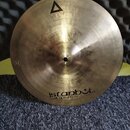 Kulatý mosazný činel s viditelným broušením povrchu. V horní části je trojúhelníkový symbol a nápisy XIST a 14" Brilliant Hi-Hat. Ve spodní části je…