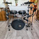 Elektronická bicí souprava na černém kovovém rámu. Na basovém bubnu je bílý nápis AQUARIAN PRO Pure Electronic. Souprava obsahuje dva černé padů, něk…