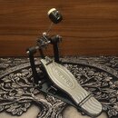 Fotografie znázorňuje černý basový pedál s kovovým šlapadlem stříbrné barvy. Na šlapadle je vyryt nápis gibraltar. Povrch pedálu a mechanismu vykazuj…