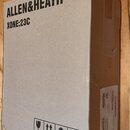 Kartonová krabice s nápisy ALLEN&HEATH a XONE:23C. V pravém dolním rohu je štítek s textem ALLEN&HEATH, Serial Number: X23CX-01020780 a dalšími techn…