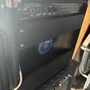 Záběr na zadní panel kytarového komba v černém vinylovém potahu. V horní části jsou ovládací prvky a konektory s nápisy PRIMARY, HEAD PHONES, LINE/RE…