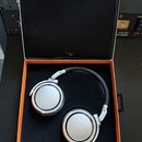 Stříbrná uzavřená sluchátka s černým náhlavníkem v oranžovém originálním boxu. Na obou mušlích je nápis BEHMANN STUDIO a STUDIO RECORDING HEADPHONES.…