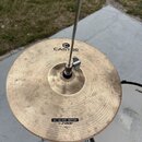 Zlatý mosazný činel typu hi-hat umístěný na stojanu. Na povrchu jsou nápisy CAST 88 s logem nad nimi a ve spodní části text 14" HI-HAT · BOTTOM BY SO…