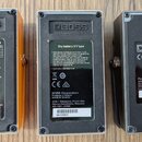 Tři černé efektové pedály značky BOSS z pohledu zadní strany. Na každém je viditelný nápis BOSS a informace o napájení Dry battery 9 V type. První pe…