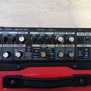 Detailní pohled na ovládací panel černého kytarového komba s červeným šasi. Na panelu jsou nápisy CUBE Street II, EQUALIZER, REVERB, CHORUS/DELAY a L…