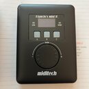 Černý obdélníkový přístroj s nápisem miditech v dolní části. V horní části je displej a ovládací panel s nápisy Pianobox mini II, USB, MIDI a tlačítk…