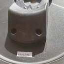 Fotografie zachycuje spodní stranu černého plastového pedálu. Na povrchu je nápis Roland a pod ním označení CY-5. V dolní části je bílá nálepka se sé…