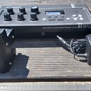 Černý elektronický modul s nápisy YAMAHA, ELECTRONIC ACOUSTIC DRUM MODULE EAD10 a logem EAD. Vedle modulu je černý plastový reproduktor s nápisy YAMA…