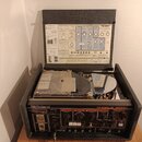 Otevřený efektový procesor v černém texturovaném kufru. Na předním panelu jsou nápisy Roland, CHORUS ECHO a RE-501 s řadou ovládacích knoflíků a přep…