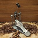 Kovový basový pedál stříbrné barvy s černým šlapadlem a černým knoflíkem nahoře. Na šlapadle je vyrytý nápis GERMANY SONOR SINCE 1879 s logem uprostř…