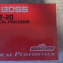 Červená krabice od vokálního procesoru s nápisy BOSS, VE-20 a VOCAL PROCESSOR. V pravém dolním rohu je logo TWIN PEDAL a velký nápis Vocal Performer.…