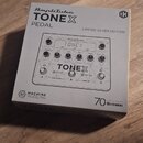 Bílá krabice s produktem AmpliTube TONEX PEDAL LIMITED SILVER EDITION. Na přední straně je znázorněn efekt pedál s nápisy TONEX, MACHINE MODELING a l…