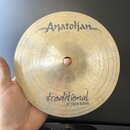 Kovový činel typu splash v přirozené zlatavé barvě s viditelným broušením. Na povrchu jsou nápisy „Anatolian“ v horní části a „traditional 6"/15cm Sp…