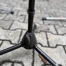 Detailní pohled na spodní část černého stativu s rozkládacími nohami. Na jedné z nohou je viditelný bílý nápis "oundking". Povrch stativu vykazuje dr…