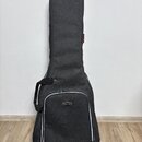 Černý textilní obal na hudební nástroj s bílým lemováním kolem přední kapsy. Na kapsu je připevněn oválný štítek s nápisem MUSICAREA. Na pravém boku…