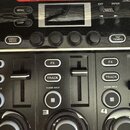 Detailní pohled na ovládací panel černého zařízení s nápisem RC-505mkII LOOP STATION. Jsou vidět tlačítka MENU, LOOP, EXIT, ENTER, WRITE a TAP TEMPO,…