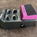 Kytarový efekt FLANGER značky YAMAHA, model FL-10M. Zařízení má černý kovový korpus s fialovým pedálem a čtyři ovládací knoflíky s popisky SPEED, DEP…