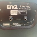 Zadní panel kytarového reproduktorového boxu černé barvy. Na panelu je bílý nápis ENGL E 112 PRO Speaker Cabinet a štítek s textem LOADED WITH: CELES…